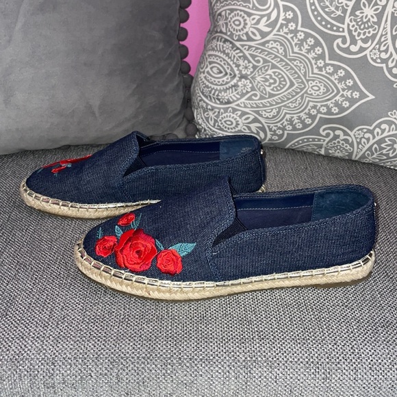 GUESS Dark Denim Roses Espadrille 🌹 - Picture 3 of 6